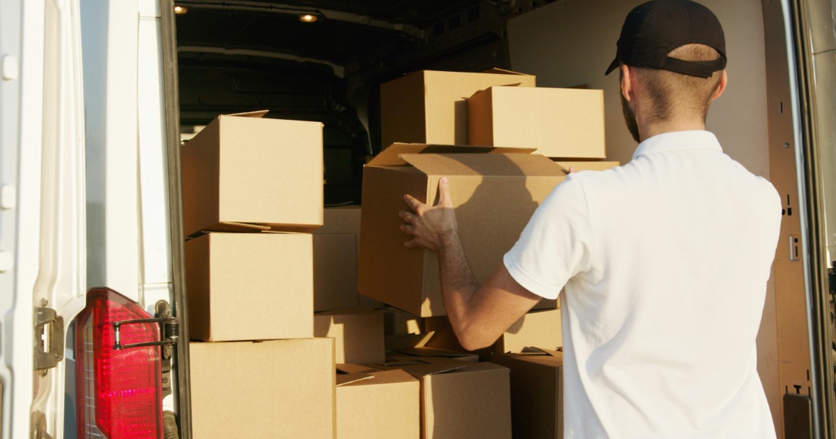 Equipo de profesionales de MUDANZAS LA PERLA cargando cajas con cuidado y responsabilidad.